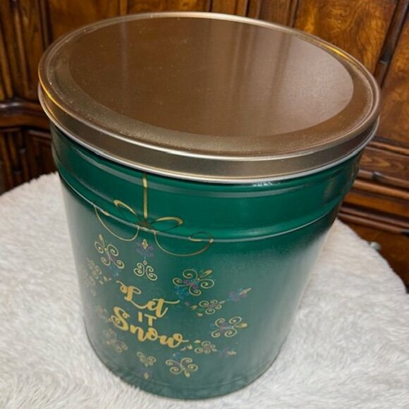The Popcorn Factory 6.5 Gallon LET IT SNOW Green Gold Scroll Lidded Metal Barrel - Picture 7 of 14